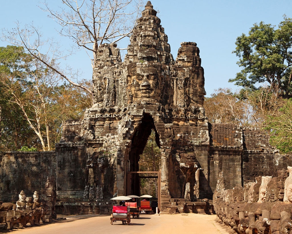 Angkor Thom - die Große Hauptstadt von Angkor - hier zu sehen einer der fünf Tore als Eingang in die Stadt. Die Tore enthalten vier Gesichter des Gottes Bodhisattva Lokeshvara. (shutterstock.com/ William Cushman)