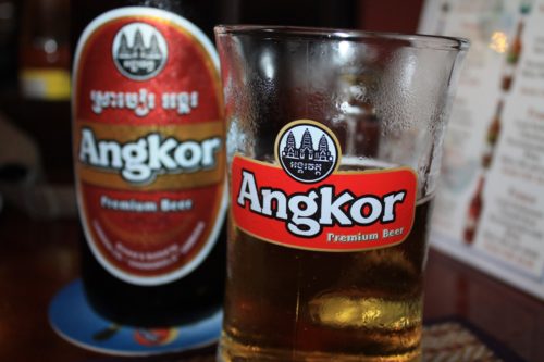 Das beliebte Angkor Bier kostet nicht viel.