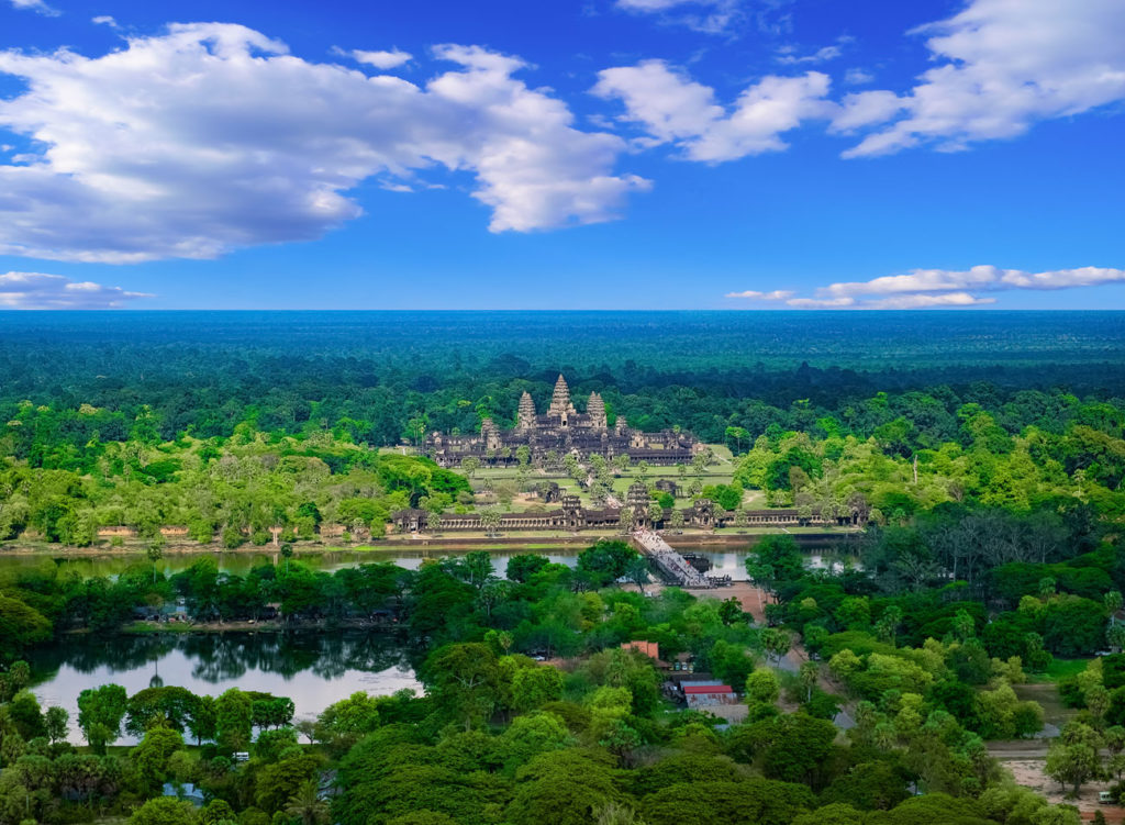 Luftbild von Angkor Wat - schön zu sehen der Wassergraben, der Weg zum Tempel und die fünf Türmen der einzelnen Terrassen.