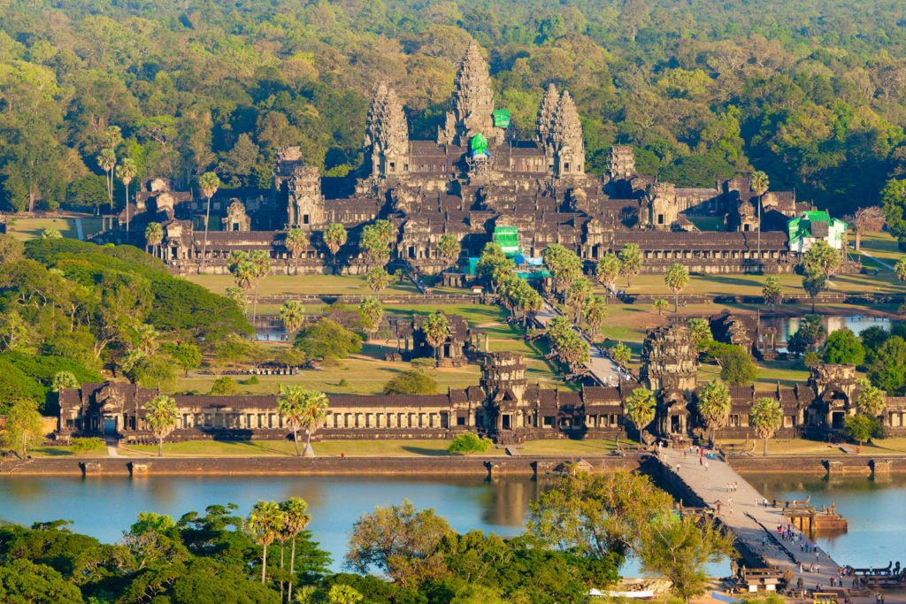 Angkor Wat aus der Luft - schön zu sehen der Wassergraben und die fünf Türmen der einzelnen Terrassen.