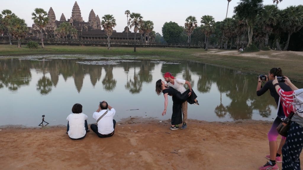 Sonnenuntergang vor Angkor Wat mit Mond - nur ein paar Touristen schießen Fotos für Instagram oder Facebook.