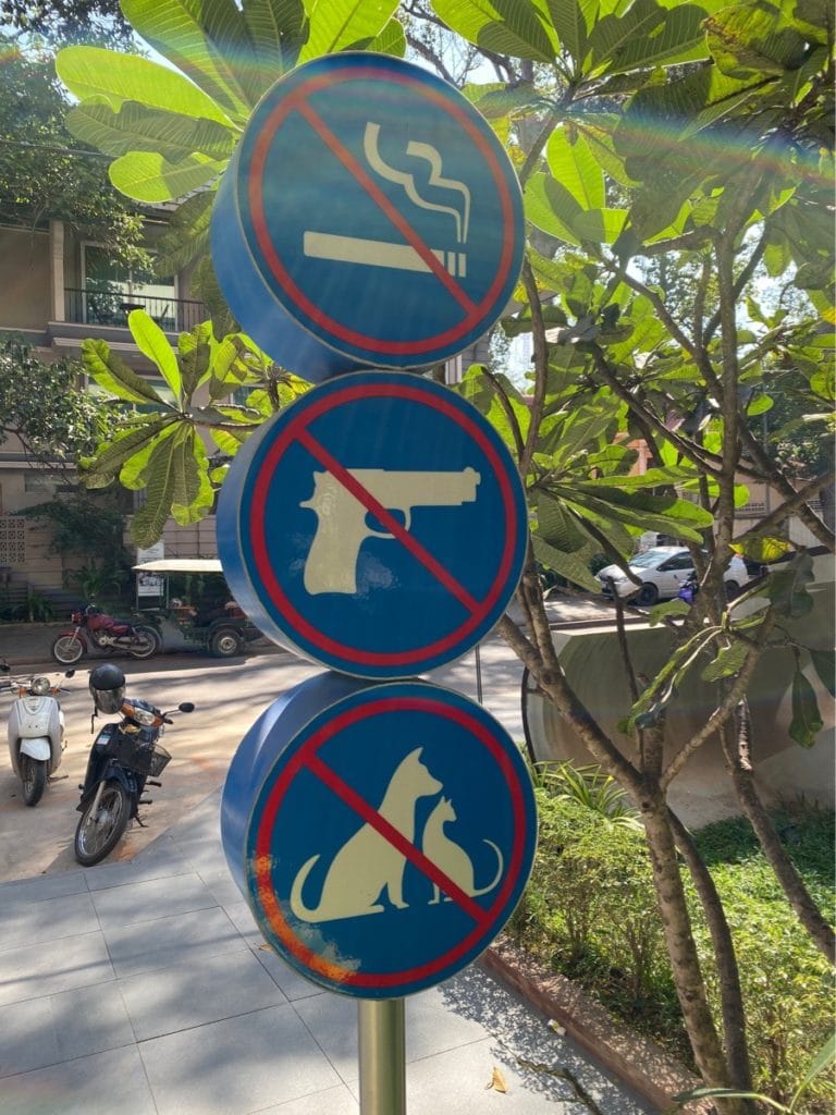 Sicherheit in Siem Reap - Waffen sind genauso wie Rauchen und Haustiere in der Shopping Mall verboten.