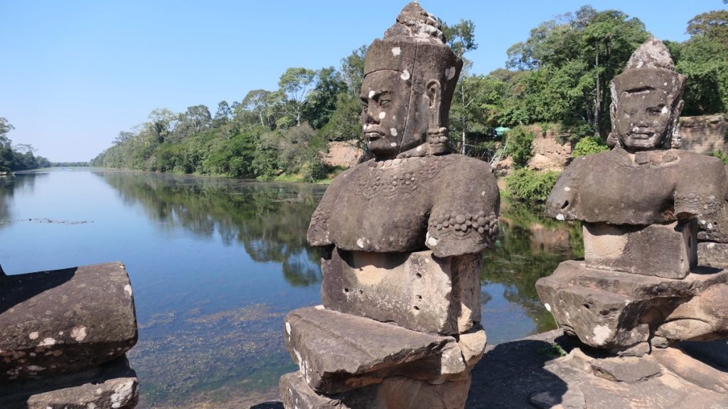 Das Südtor von Angkor Thom mit einem Dämon und dem Wasserbecken.