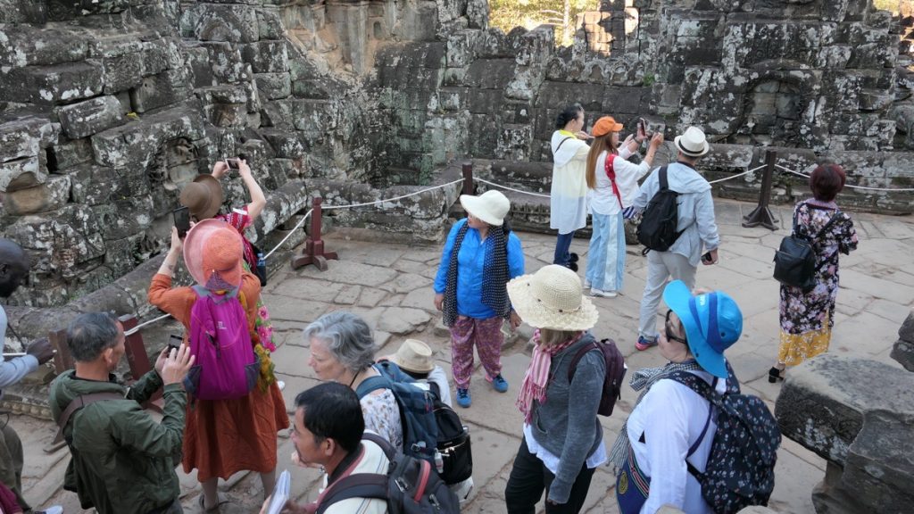 Später Vormittag im Bayon Tempel - viele Touristen!