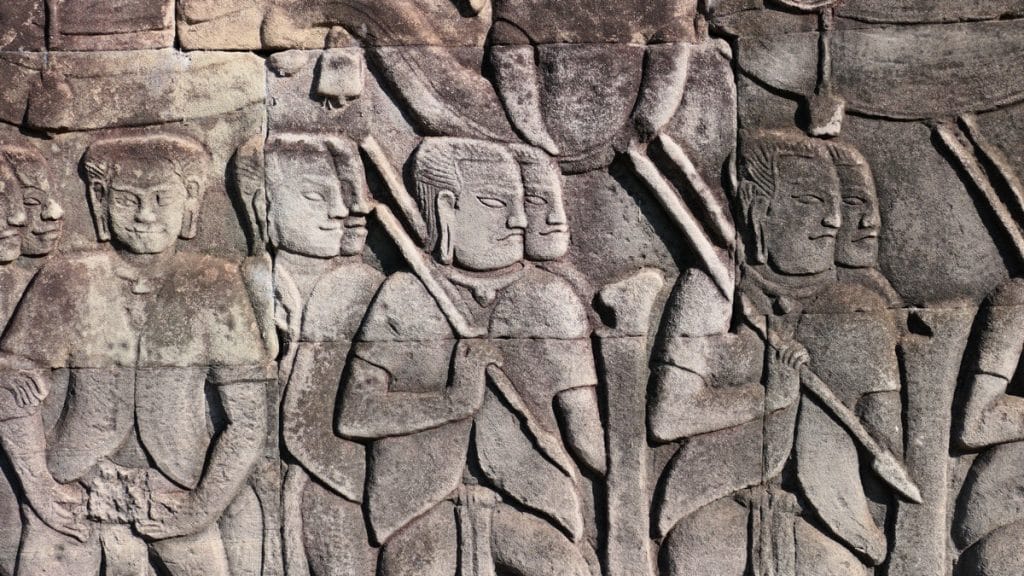 Die äußere Galerie des Bayon mit den Flachreliefs.